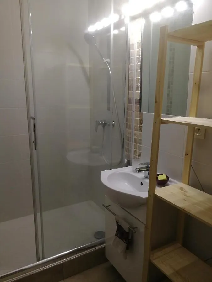 Apartment Studio Climatise Dans Residence Avec Piscine Et Tennis Hyeres