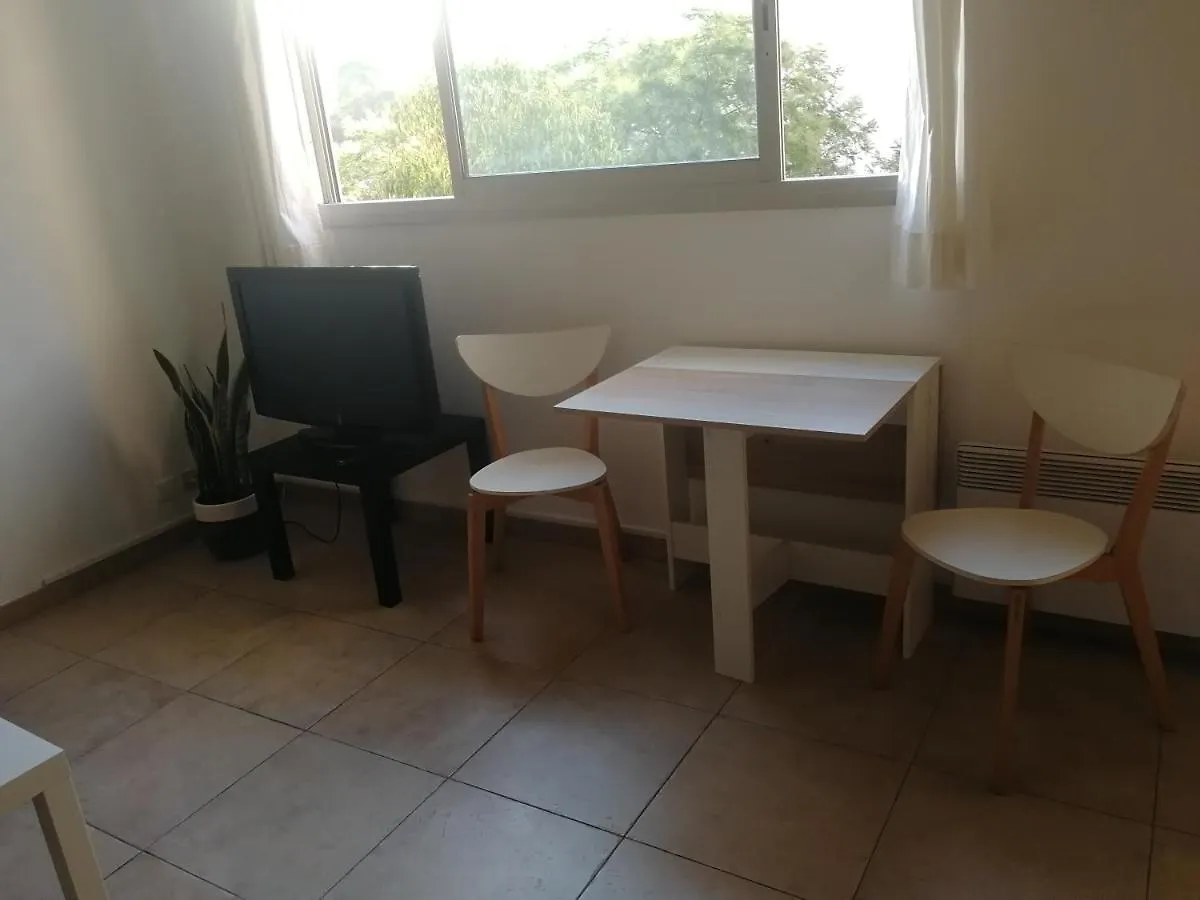 Studio Climatise Dans Residence Avec Piscine Et Tennis Hyeres