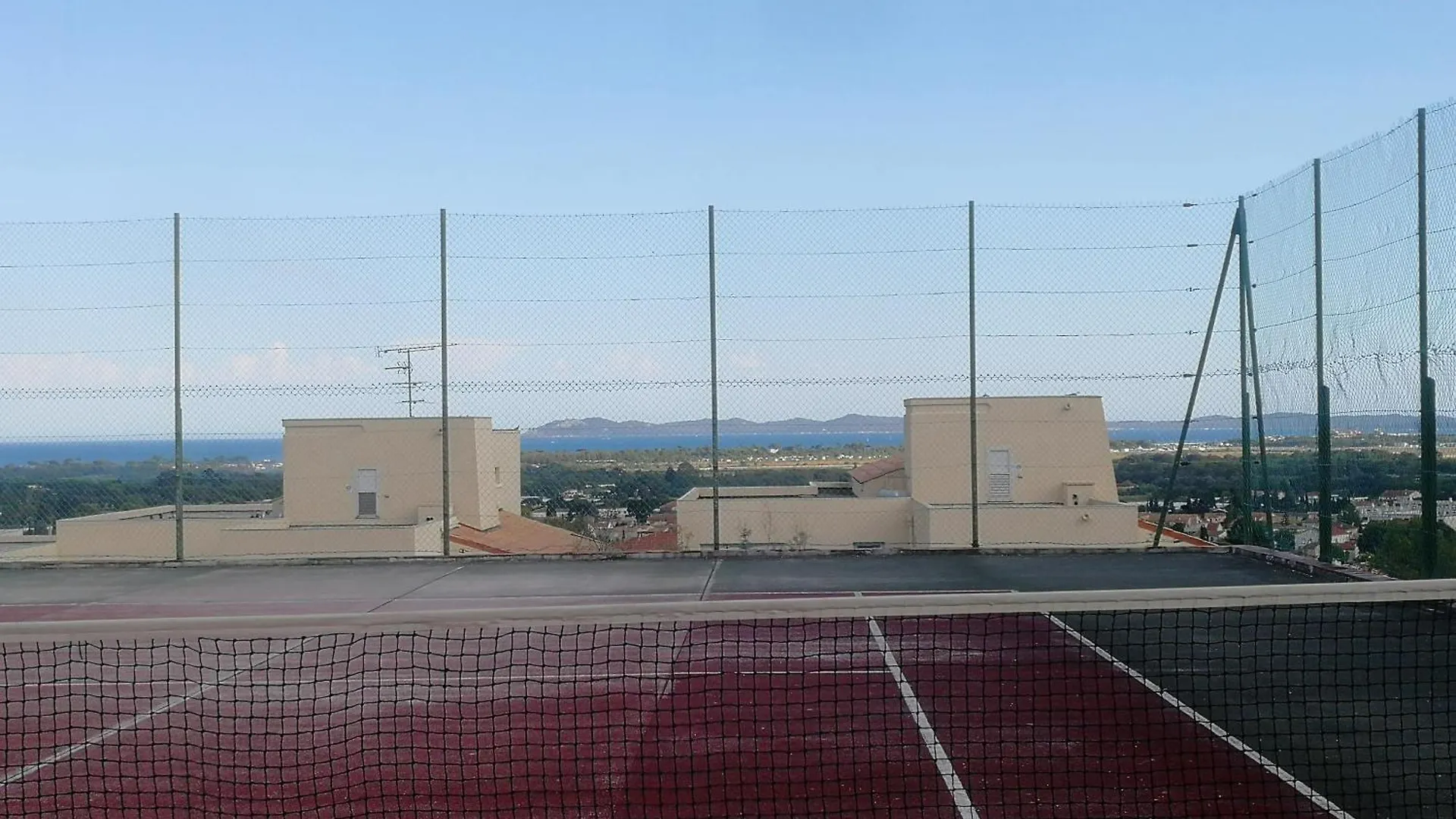 Studio Climatise Dans Residence Avec Piscine Et Tennis Hyeres France