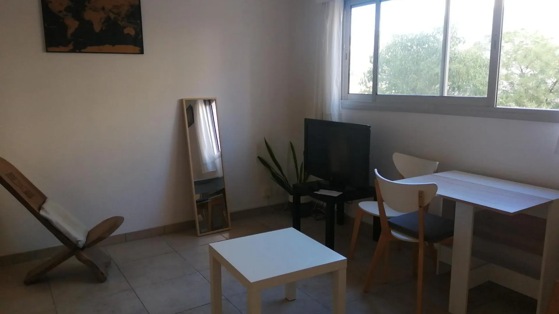 Apartment Studio Climatise Dans Residence Avec Piscine Et Tennis Hyeres