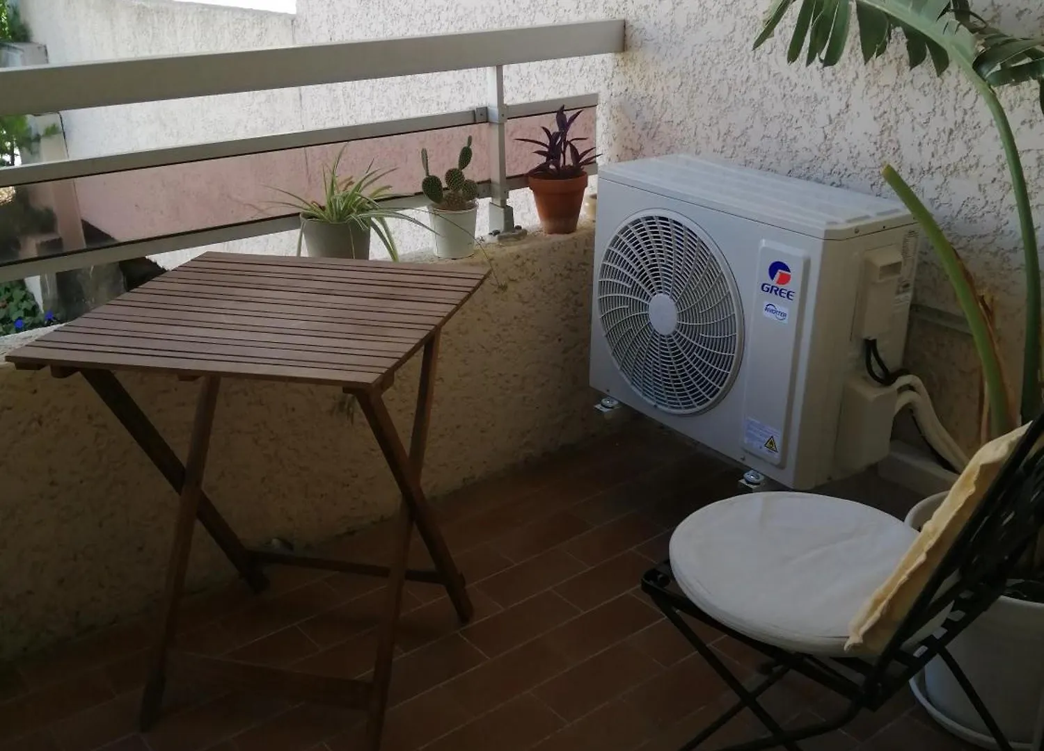 Apartment Studio Climatise Dans Residence Avec Piscine Et Tennis Hyeres France