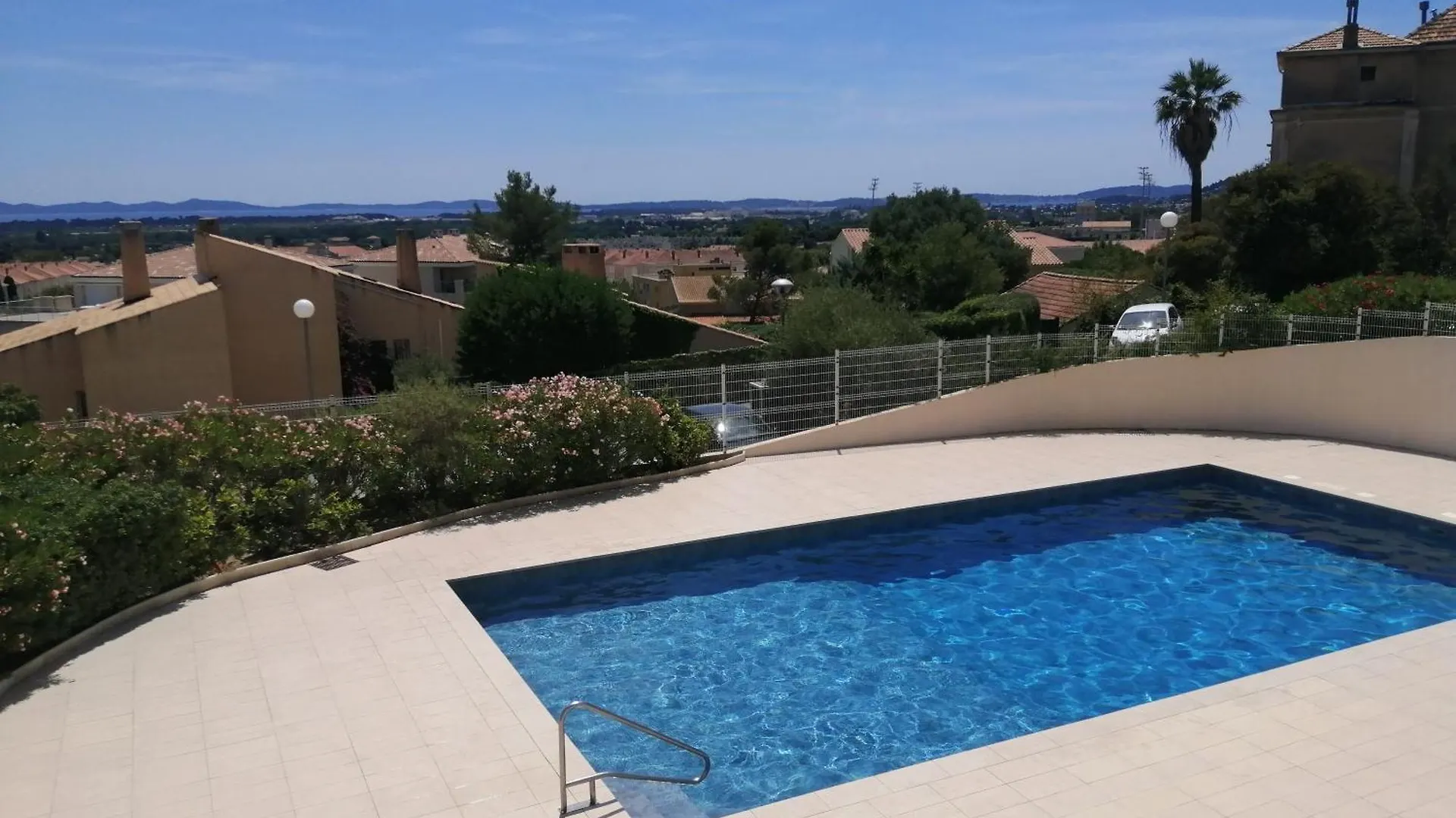Studio Climatise Dans Residence Avec Piscine Et Tennis Hyeres France